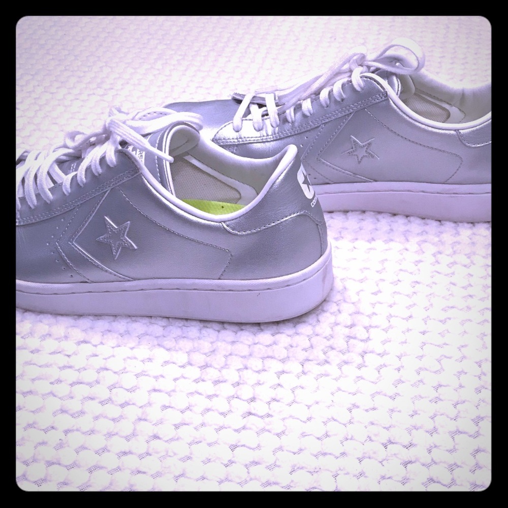 Women’s converse leather sneakers 9.5